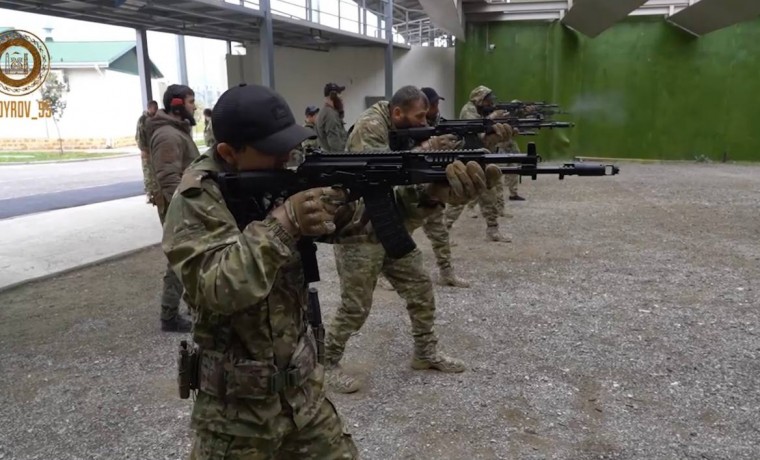 Бойцы новых батальонов имени Шейха Мансура и Байсангура Беноевского проводят учения в РУС