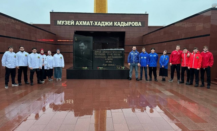 МГЕР по ЧР возложила цветы к памятнику Первого Президента ЧР, Героя России Ахмата-Хаджи Кадырова