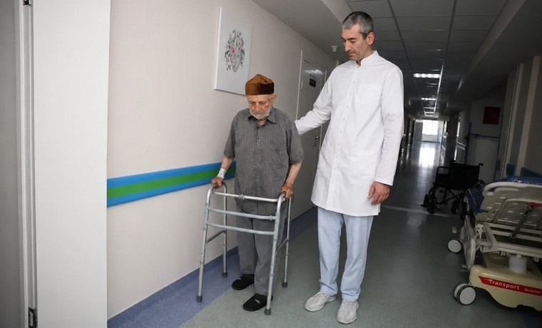 Пожилому пациенту в ЧР успешно заменили тазобедренный сустав после тяжелого перелома