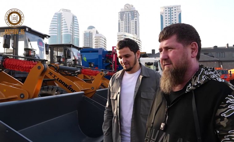 Рамзан Кадыров и Хас-Магомед Кадыров приняли участие в церемонии передачи автотранспорта