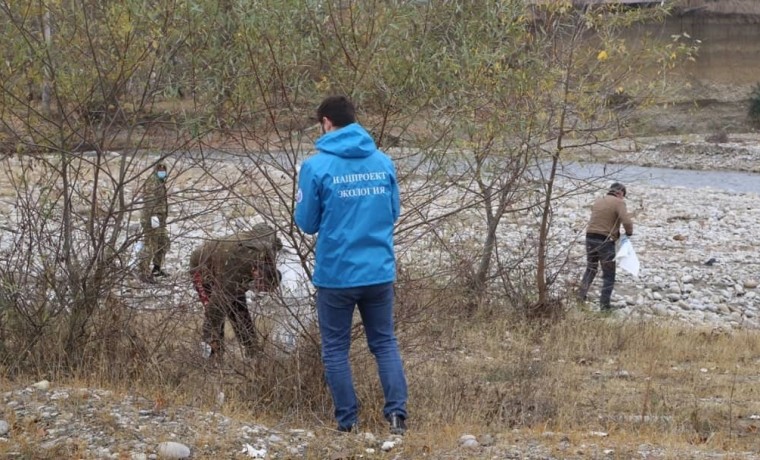 В Ачхой-Мартановском районе в рамках нацпроекта очистили берег реки Фортанга