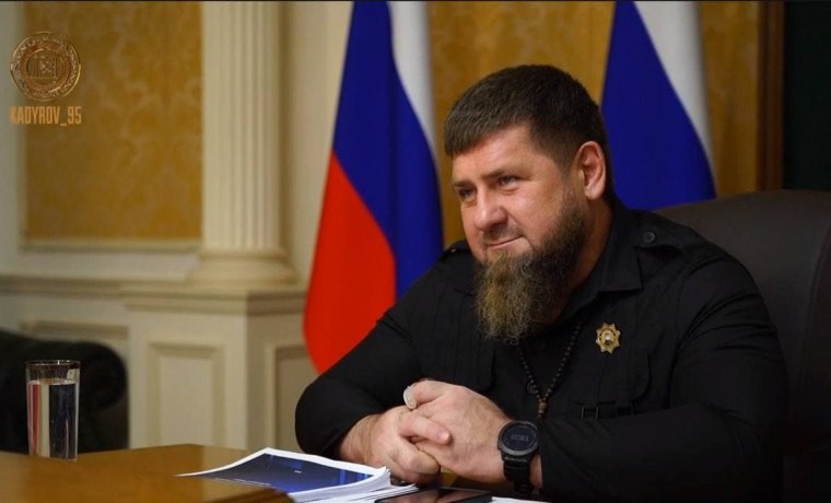 Рамзан Кадыров поздравил жителей страны с днем государственного флага РФ