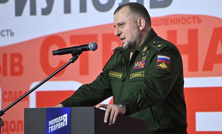 Рамзан Кадыров поздравил Апты Алуадинова с завершением обучения в Военной академии Генштаба ВС РФ