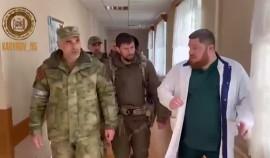 Алибек Делимханов посетил раненых чеченских бойцов в Луганске