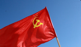 В центральном парке Лисичанска установили Красное знамя Победы