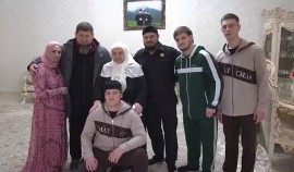 Рамзан Кадыров с сыновьями поздравил с Ид аль-Фитр семью Висмурадовых