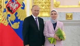 Владимир Путин вручил почётную награду - орден Пирогова Рите Термулаевой