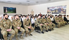 Росгвардейцы провели патриотическую встречу с учащимися Грозненской школы