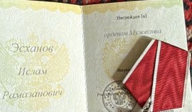 Бойцу полка «Север-Ахмат» Исламу Эсханову вручили орден Мужества
