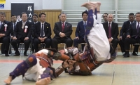 Путин и Абэ посмотрели показательные выступления в центре дзюдо