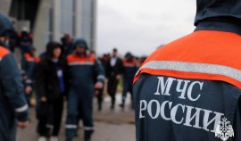 Сотрудники МЧС России помогли родителям попасть в запертую квартиру с ребёнком