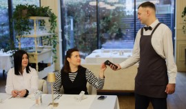 Россияне оставляли больше чаевых на новогодних праздниках