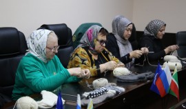 Активистки «Женского движения Единой России» связали тёплые носки для участников СВО