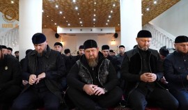 Рамзан Кадыров совершил рузбу в мечети им. дяди Пророка Мухаммада ﷺ