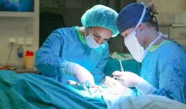 Врачи извлекли больше 2 килограмм волос из желудка 13-летней девочки