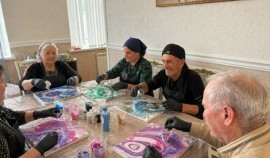 Мастер-класс по «Флюид Арт» прошёл в Центре общения старшего поколения Грозненского района