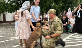 В Чеченской Республике росгвардейцы познакомили детей с профессией защитника Отечества