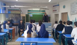 В школе Грозного со старшеклассниками обсудили жизненные цели и безопасность в интернете| грозный, чгтрк