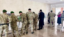 Росгвардейцы посетили выездную выставку чеченских художников в Аргуне