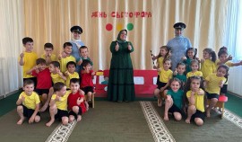 День светофора в детском саду «Машар»: дошкольники изучают правила дорожной безопасности