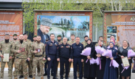 В Грозном сотрудников медицинской службы Росгвардии поздравили с профессиональным праздником