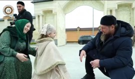 Рамзан Кадыров вместе с супругой поздравили с Ид аль-Фитр внучек Первого Президента ЧР