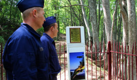 Авиаторы Росгвардии увековечили в ЧР память о погибших фронтовых лётчиках