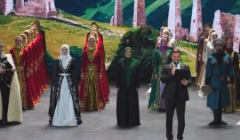 Рамзан Кадыров с семьей посетил представление Государственного фольклорного ансамбля «Нохчо»