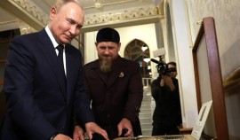 Владимир Путин подарил Коран ручной работы мечети имени Пророка Исы в Грозном