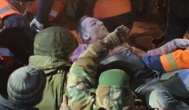 Военные из РФ спасли в Алеппо мужчину, проведшего несколько суток под завалами