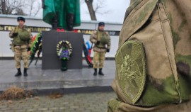 В ЧР военнослужащие Росгвардии возложили цветы к Мемориалу павшим в Великой Отечественной войне 