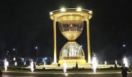 В Грозном открыли инсталляцию песочных часов