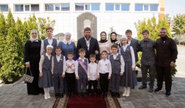 Рамзан Кадыров посетил торжественную линейку в Грозненском Центре образования