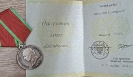 Военнослужащий полка «Север-АХМАТ» Адам Насуханов награждён медалью Суворова
