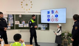 Полицейские рассказали учащимся школы села Шатой о безопасном поведении на дороге