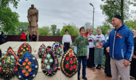 В Наурском районе возложили цветы к памятникам Великой Отечественной войны