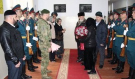 В двух районах ЧР установили памятные доски в честь погибших сотрудников управления Росгвардии