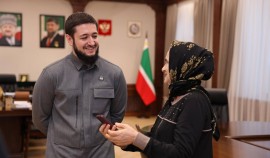 Жительница ЧР с нарушением слуха получила денежную помощь от РОФ им. А.-Х. Кадырова