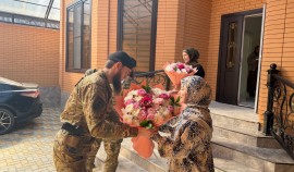Сотрудники подразделений «АХМАТ» Росгвардии поздравили матерей и вдов погибших сослуживцев с 8 марта