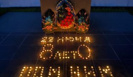 Росгвардейцы ЧР зажгли свечи памяти у мемориала в Грозном