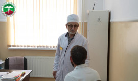 Врач-онколог Садан Хунаев принимает пациентов в рамках борьбы с онкологическими заболеваниями