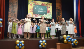 Военнослужащие Росгвардии в Грозном поздравили педагогов ведомственной школы с Днем учителя