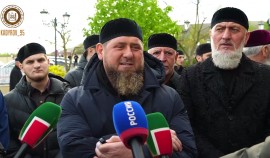 Рамзан Кадыров с сыновьями, соратниками и односельчанами принял участие в коллективном Ид-намазе