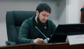 Адам Алханов обсудил развитие здравоохранения и провел кадровые назначения в медучреждениях ЧР