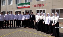 Рамзан Кадыров поздравил учеников СОШ № 1 в Ахмат-Юрте с началом нового учебного года
