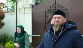 В главный мусульманский праздник Ид аль-Фитр Рамзан Кадыров навестил своих близких людей