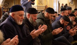 В крупных мечетях ЧР верующие продолжают выстаивать коллективные Тахаджуд-намазы