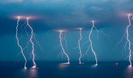 Ученые дали объяснение редким молниям во время морских бурь