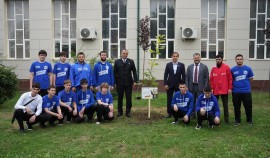 На территории ГГНТУ в Грозном открыли новую зелёную зону| грозный, чгтрк