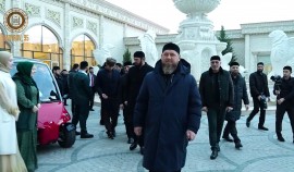 В Ид аль-Фитр Рамзан Кадыров с семьей лично принимали поздравления от многочисленных гостей